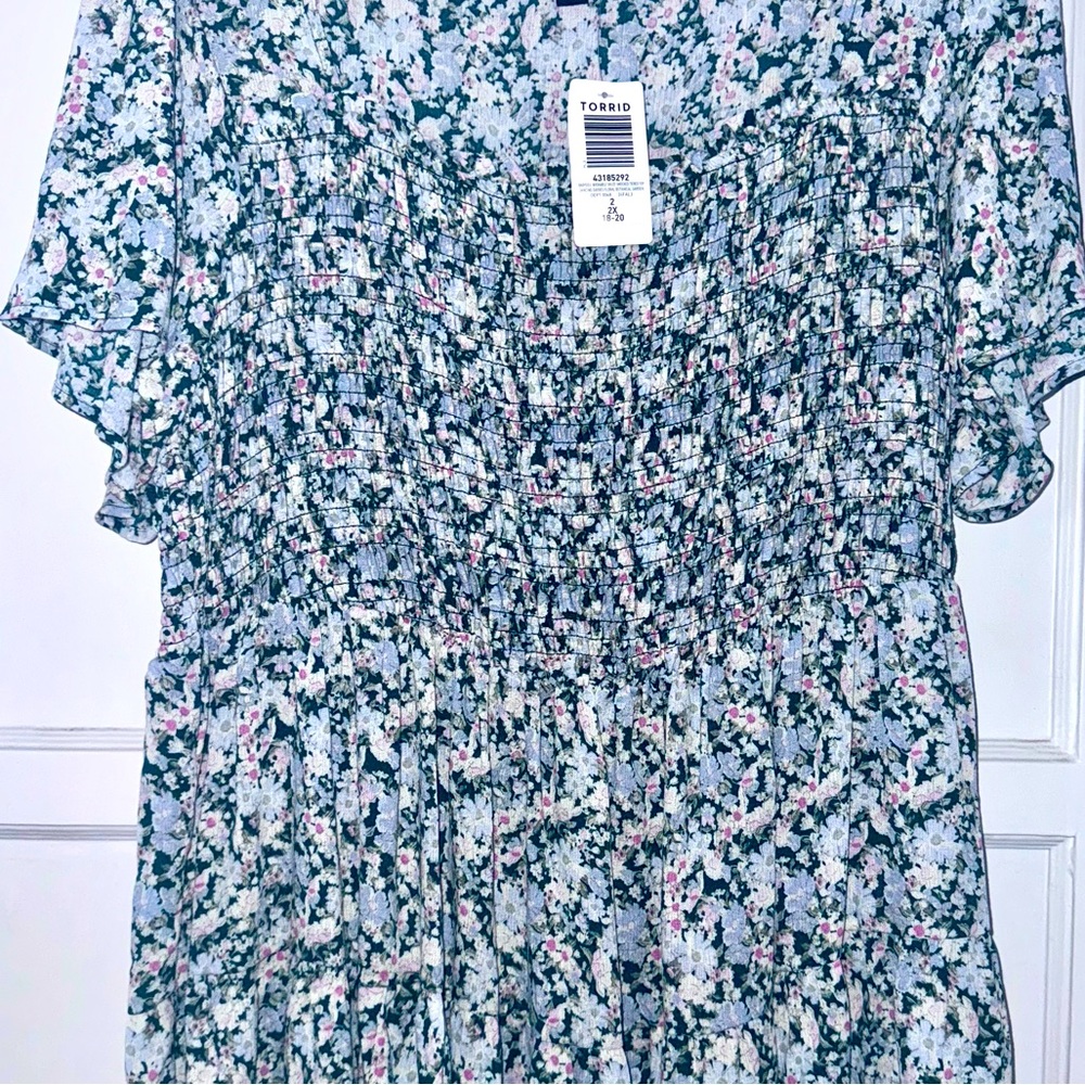 TORRID - sz. 2 (20) NWT Floral blue w/smocked elastic at bust, short sleeves - Picture 3 of 6